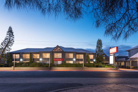 Bellevue On The Lakes - Sydneys Hotel 0