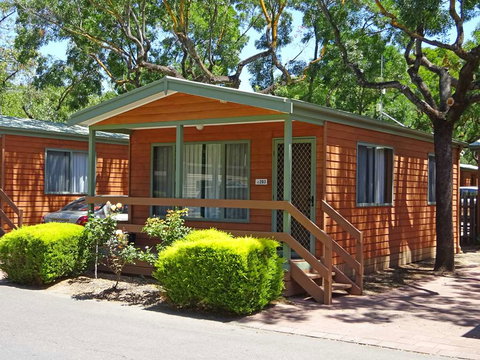 Adelaide Caravan Park - Sydneys Hotel 1