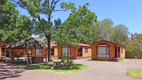 Adelaide Caravan Park - Sydneys Hotel 0