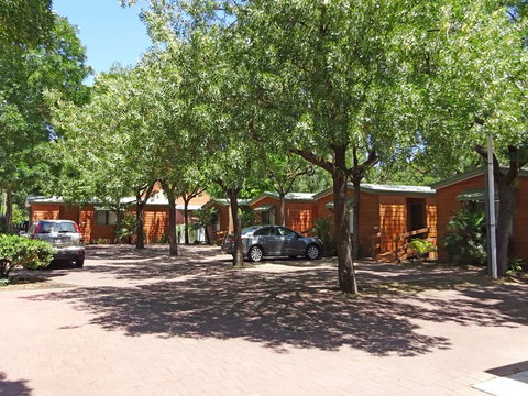 Adelaide Caravan Park - Sydneys Hotel 2