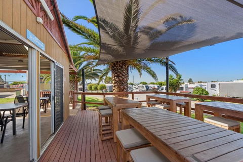Discovery Parks Adelaide Beachfront - Sydneys Hotel 1