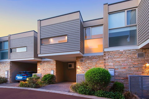 Smiths Beach Resort - Sydneys Hotel 2