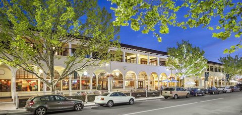 Quest Canberra - Sydneys Hotel 0