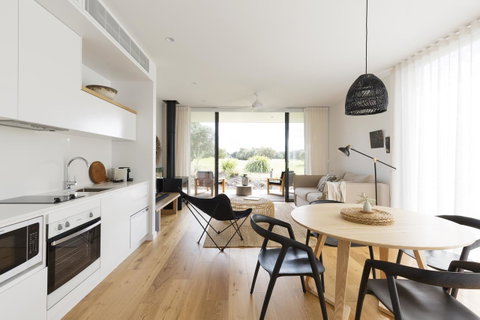 Bangalay Luxury Villas - Sydneys Hotel 1