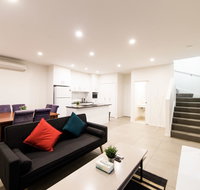 3BR Townhouse Double Garage walk to Lake Ginninderra - Sydneys Hotel