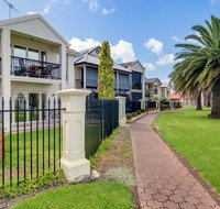 Port Adelaide Harbourside House - Sydneys Hotel