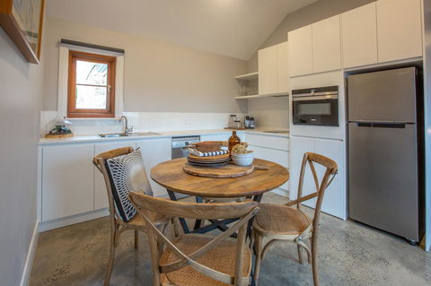 Lucy's Cottage - Sydneys Hotel 10