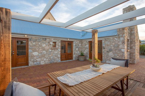 Lucy's Cottage - Sydneys Hotel 18
