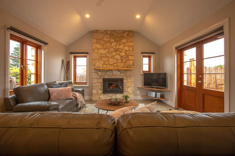 Lucy's Cottage - Sydneys Hotel 0