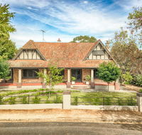 The Tudor House - Sydneys Hotel