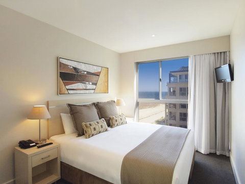 Oaks Glenelg Plaza Pier Suites - Sydneys Hotel 2
