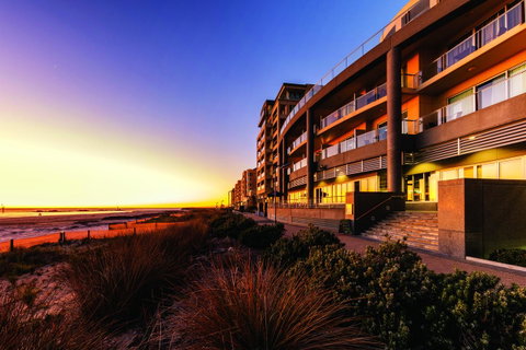 Oaks Glenelg Plaza Pier Suites - Sydneys Hotel 0