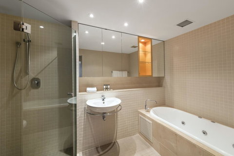 Oaks Glenelg Plaza Pier Suites - Sydneys Hotel 3