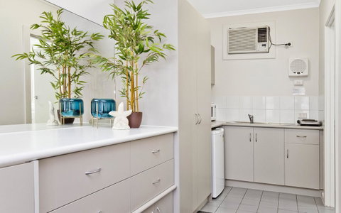 Glenelg Oasis Studios - Sydneys Hotel 7