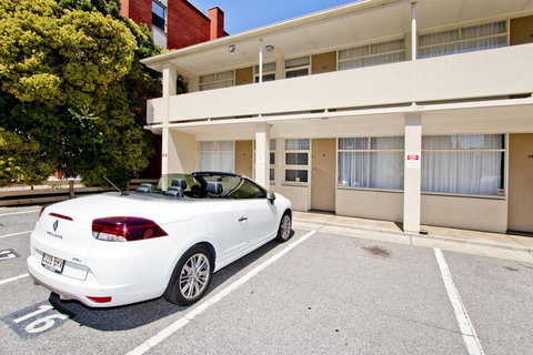 Glenelg Oasis Studios - Sydneys Hotel 17