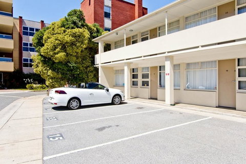 Glenelg Oasis Studios - Sydneys Hotel 6