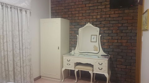 Gaerwood B&B - Sydneys Hotel 13