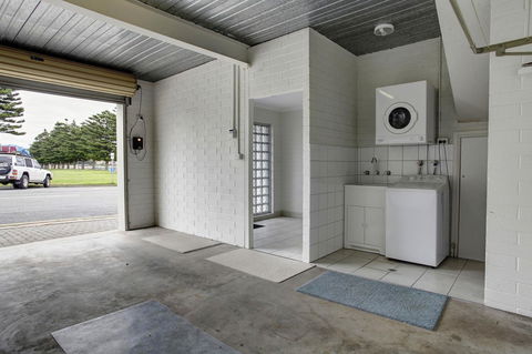 Tasman Beachside Apartment - Sydneys Hotel 11