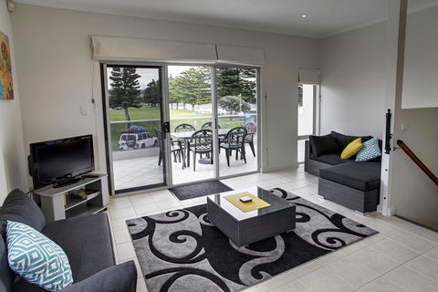 Tasman Beachside Apartment - Sydneys Hotel 4