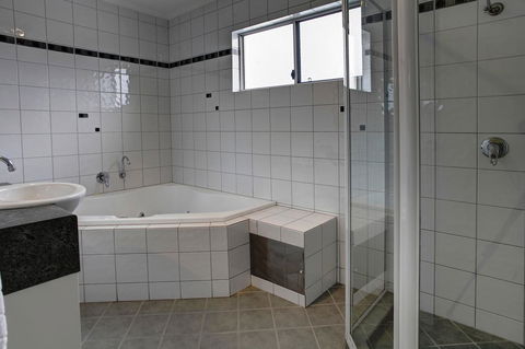Tasman Beachside Apartment - Sydneys Hotel 10