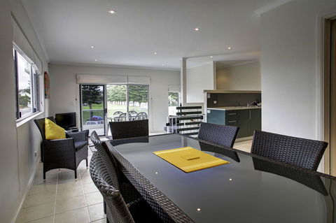 Tasman Beachside Apartment - Sydneys Hotel 5