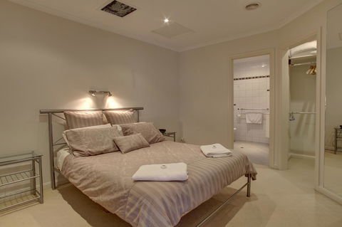 Tasman Beachside Apartment - Sydneys Hotel 6