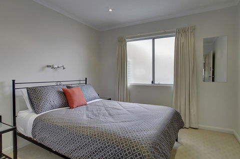 Tasman Beachside Apartment - Sydneys Hotel 8