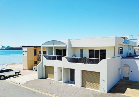 Tasman Beachside Apartment - Sydneys Hotel 2