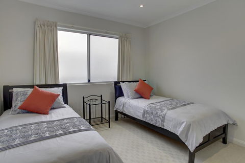 Tasman Beachside Apartment - Sydneys Hotel 9