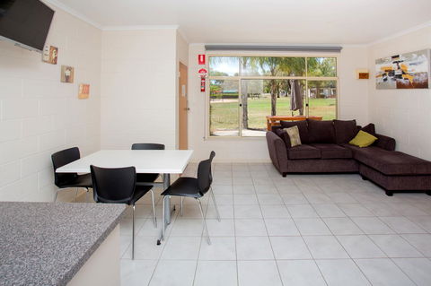 Discovery Parks - Lake Bonney - Sydneys Hotel 10