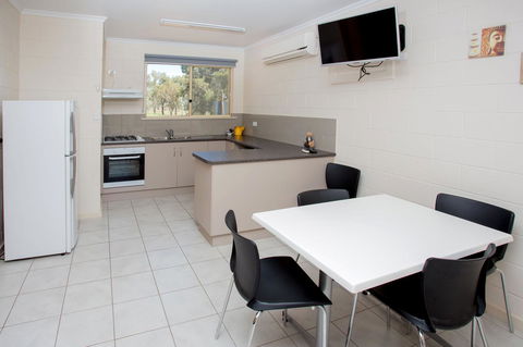 Discovery Parks - Lake Bonney - Sydneys Hotel 12