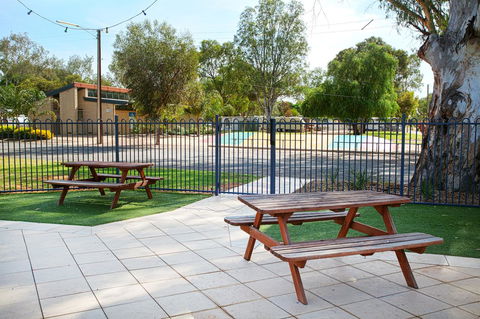 Discovery Parks - Lake Bonney - Sydneys Hotel 38