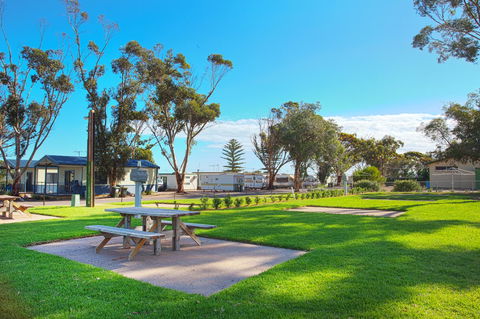 Discovery Parks - Whyalla Foreshore - Sydneys Hotel 23
