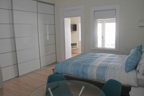 Smugglers Inn Studio Apartments - Sydneys Hotel 6