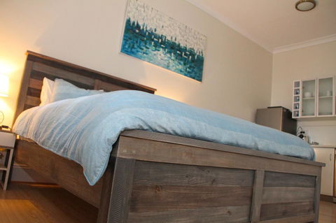 Smugglers Inn Studio Apartments - Sydneys Hotel 9
