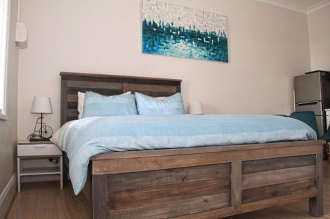 Smugglers Inn Studio Apartments - Sydneys Hotel 0