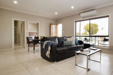 Renmark Holiday Apartments - Sydneys Hotel 1