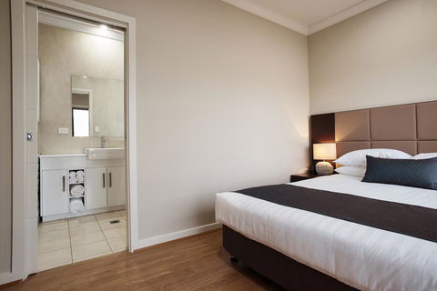 Renmark Holiday Apartments - Sydneys Hotel 8