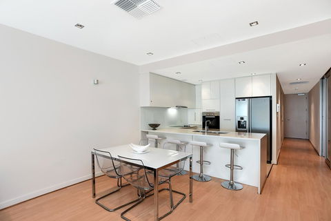 Breeze Beachfront Apartment - Sydneys Hotel 10