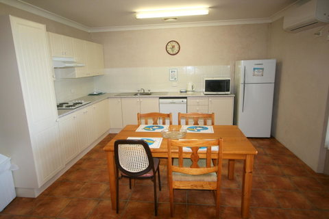 Lake Edge Apartments - Sydneys Hotel 17