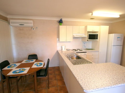 Lake Edge Apartments - Sydneys Hotel 7