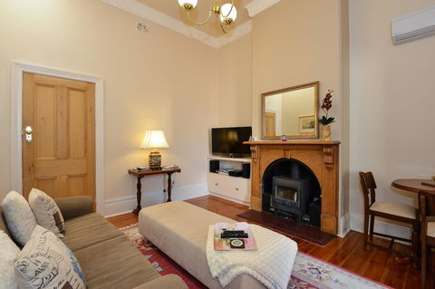 Trafalgar Premium Vintage Suites - Sydneys Hotel 3