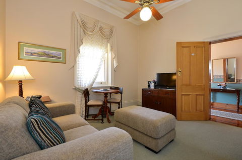 Trafalgar Premium Vintage Suites - Sydneys Hotel 8