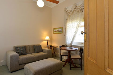 Trafalgar Premium Vintage Suites - Sydneys Hotel 25