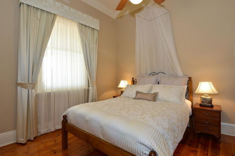 Trafalgar Premium Vintage Suites - Sydneys Hotel 7