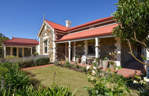 Trafalgar Premium Vintage Suites - Sydneys Hotel 0