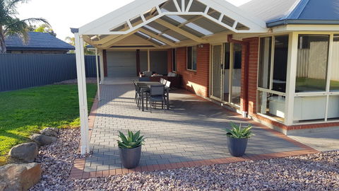 Aldinga Beach Overnighter Or Getaway Home - Sydneys Hotel 1