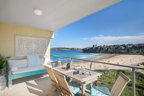 Beachfront Bliss - Sydneys Hotel 0