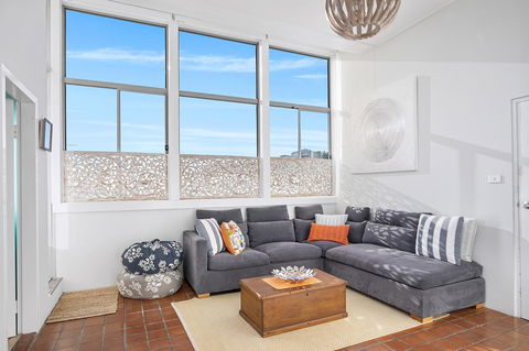 Beachfront Bliss - Sydneys Hotel 9