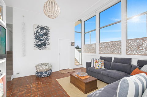 Beachfront Bliss - Sydneys Hotel 8